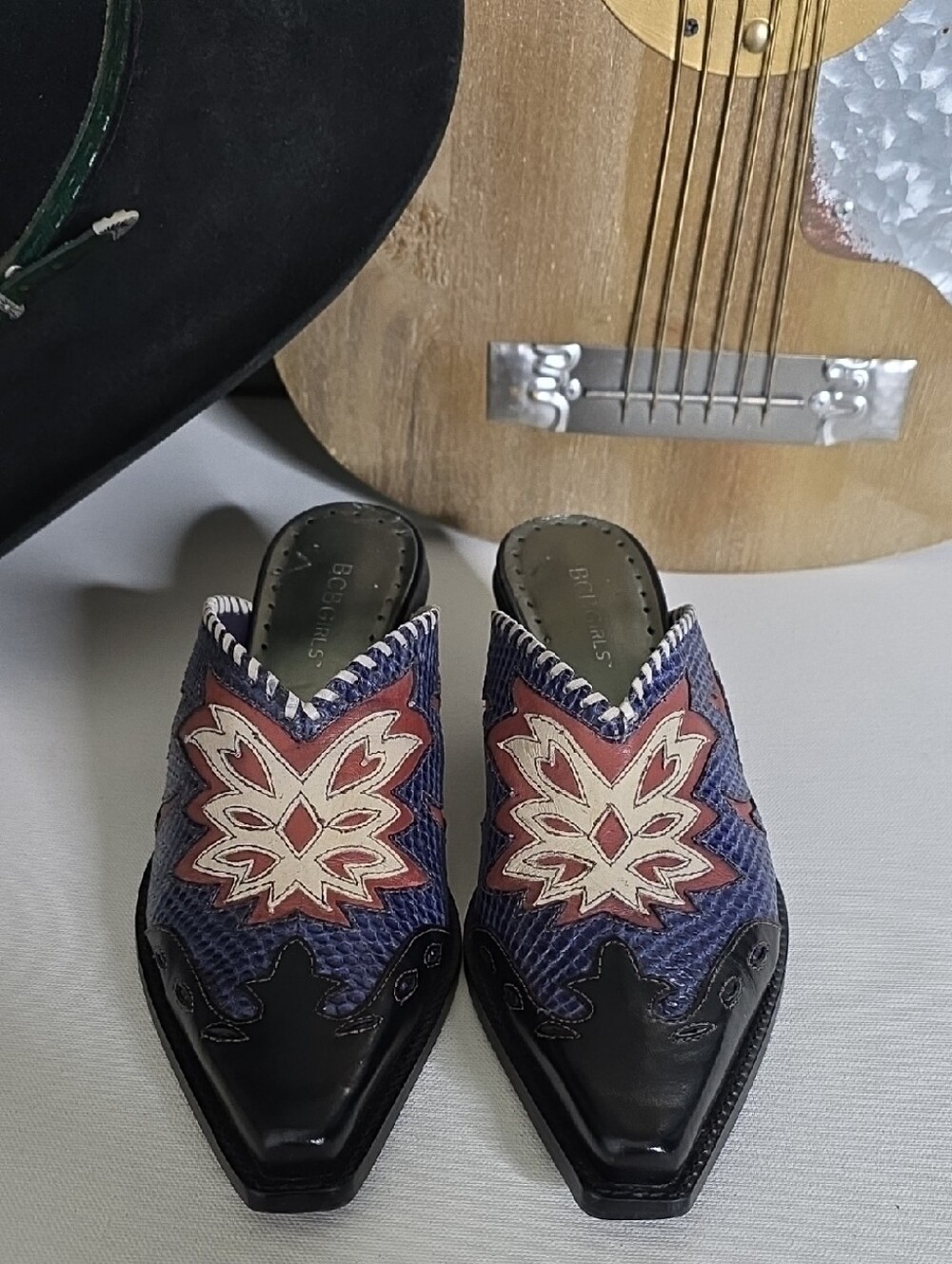 775 Vtg BCBGirls Leather Western Mules Blue Snakeskin Pointed Toe Clogs Size 7.5